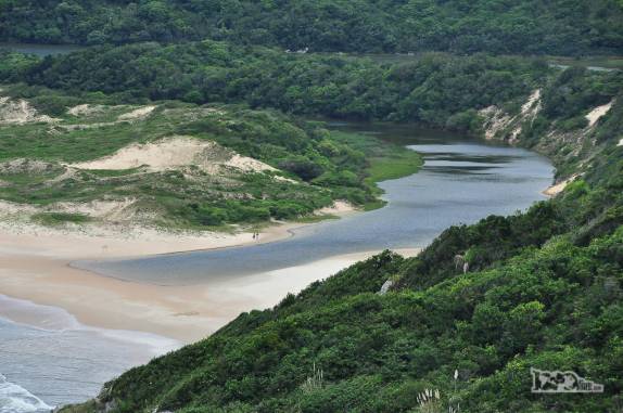 A lagoa que dá nome à praia da Lagoinha do Leste, na costa sul de Florianópolis, em Santa Catarina